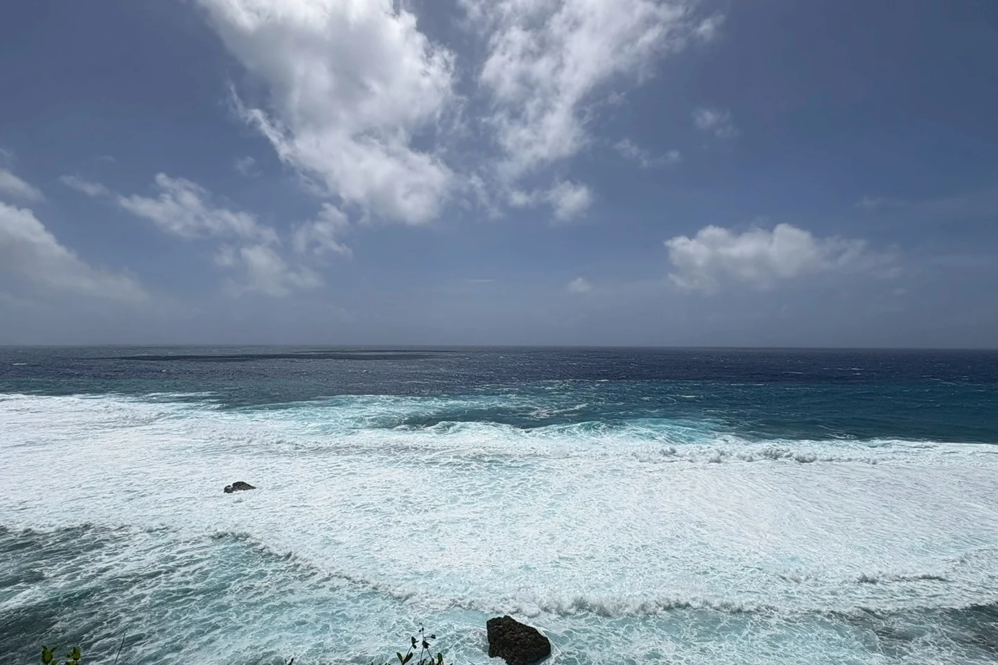 台風が近づく本部の海。空は晴れているのに波は高い