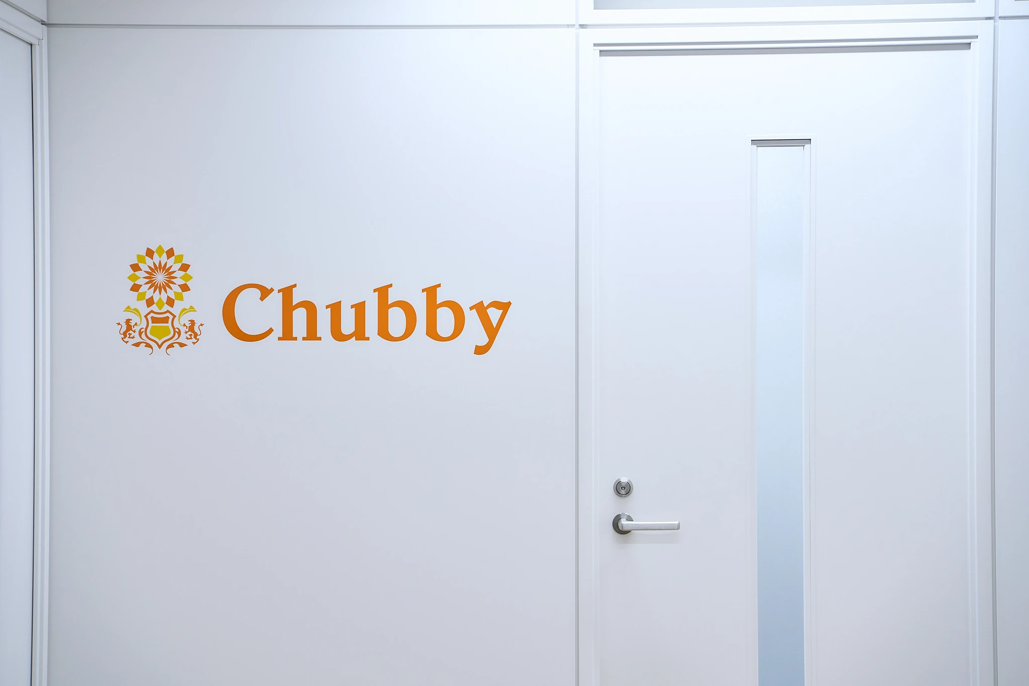 Chubbyのロゴがあるオフィス入口