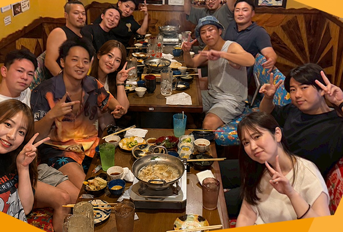 社員旅行で食事を囲む社員たち