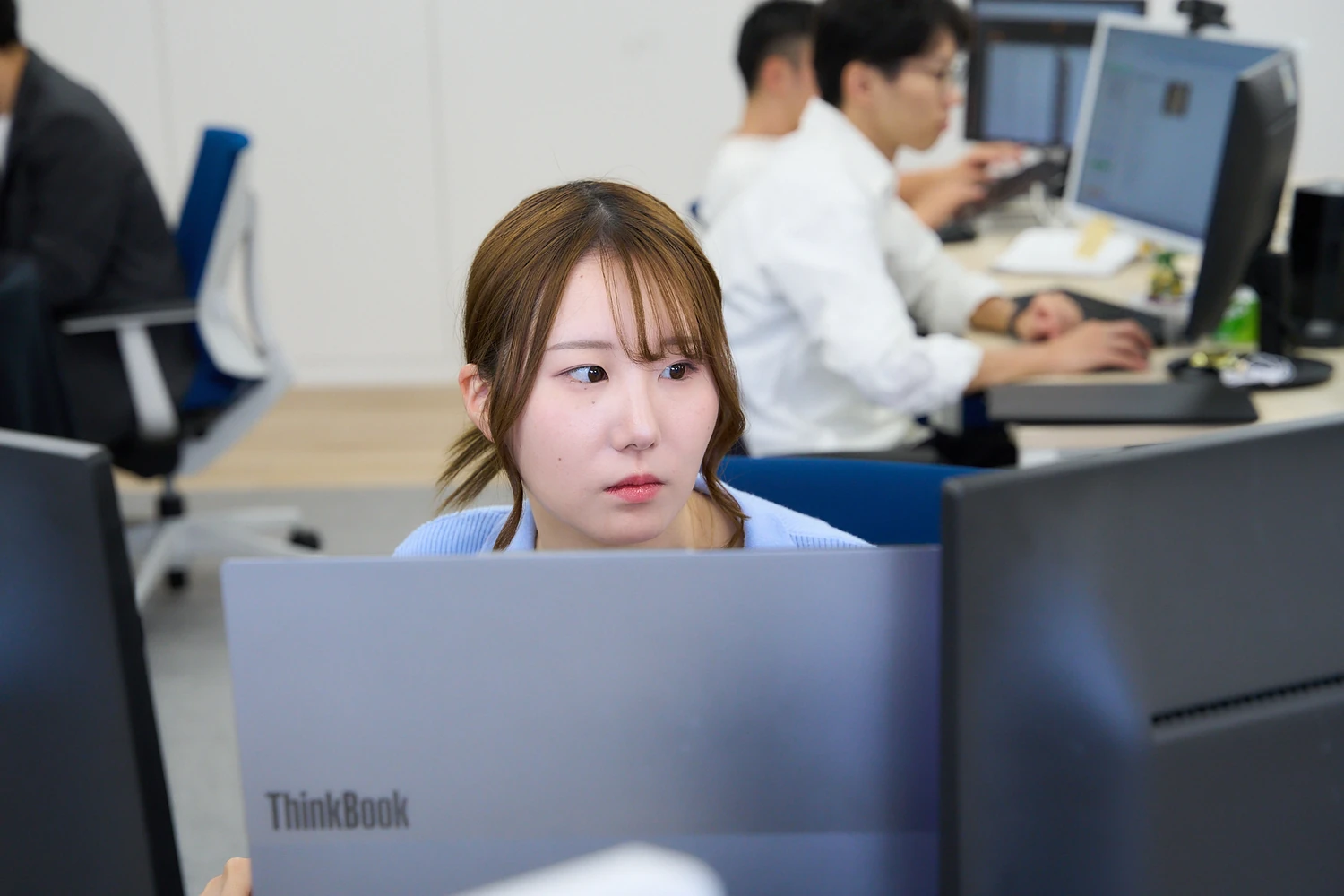 ノートパソコンで作業する社員